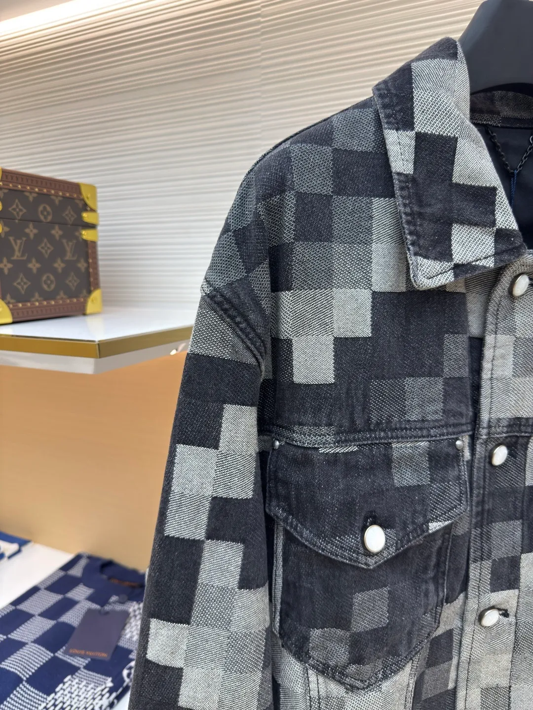 LOUIS VUITTON checkerboard mosaic denim jacket ●Authentic product: 25900 purchased and developed ●Item number: 1680019-C05 ●Fabric: denim fabric ●Technology: Jacquard technology ●Version: Fitted version ●Size: 46-48-50-52 ●Weight: about 1250g ●Description: Gradient mosaic plaid fabric developed as it is Restored letter jacquard on denim The minimum order quantity for the pearl hardware laser engraving logo is 6w. The cost of a single pearl button is RMB. The details are processed perfectly. After the garment is ready, the enzyme soaking and washing process is used to make the denim slightly yellowed to show the traces of time. Finally, the buttons are hand-buttoned. Machine equipment cannot be used for buttoning because the button material is pearls. The scrap rate of machine buttoning is 40%. The 13 pearl buttons on the whole body are all hand-buttoned. Unreplicable works of art pay tribute to Fei Dong. The overall wiring is straight and delicate, the fabric is comfortable and soft, and the color is consistent without color difference. It can be matched with the same style to create a fashionable look and control various occasions. Customized accessories, complete with three standards, same style for men and women!
